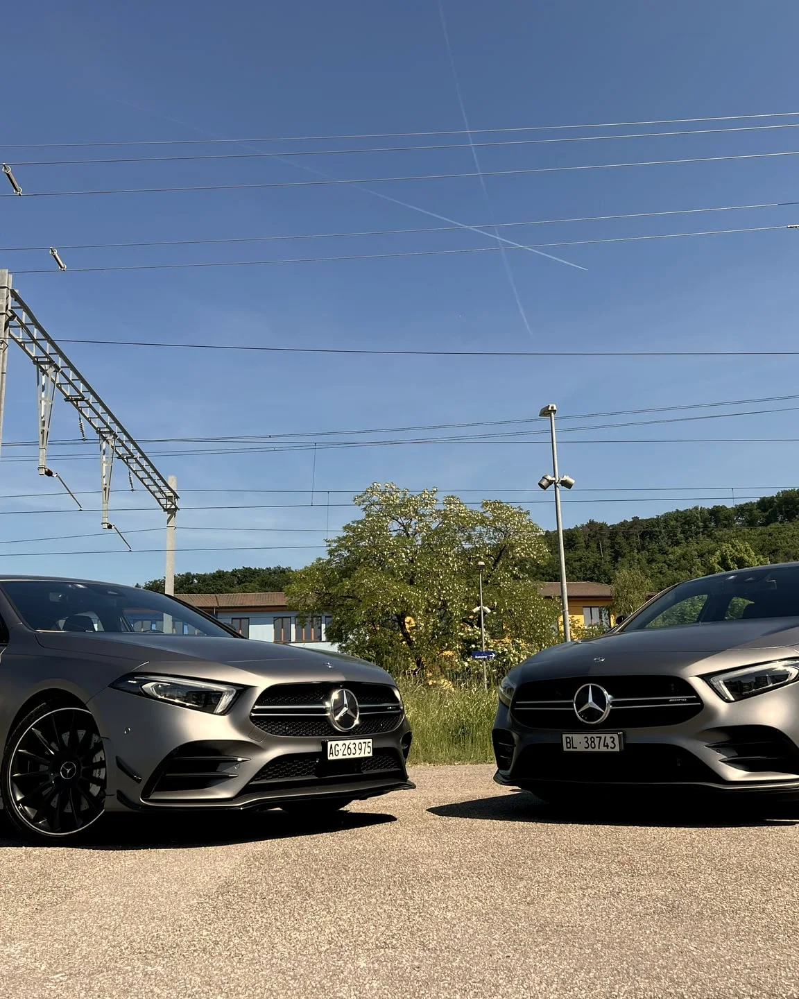 Zwei moderne Mercedes-Ausbildungsfahrzeuge der Fahrschule I-Drive