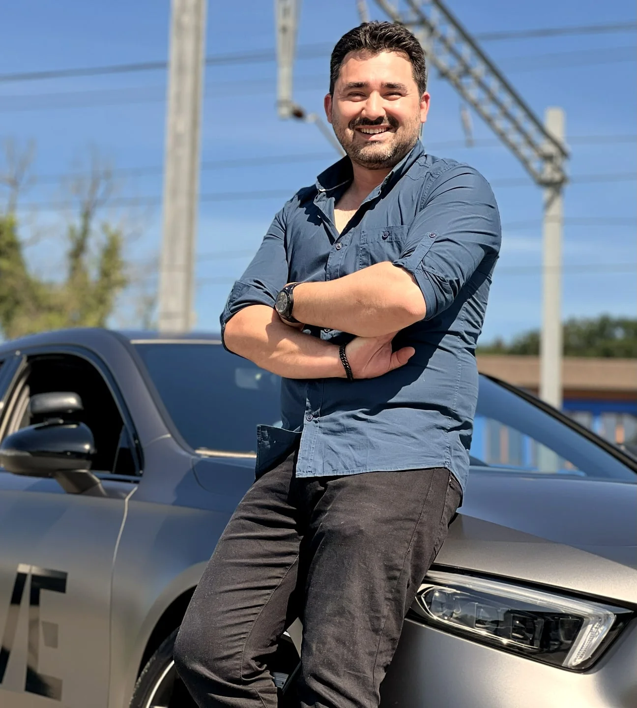 Fahrlehrer Orhan Oeztürk am Ausbildungsfahrzeug
