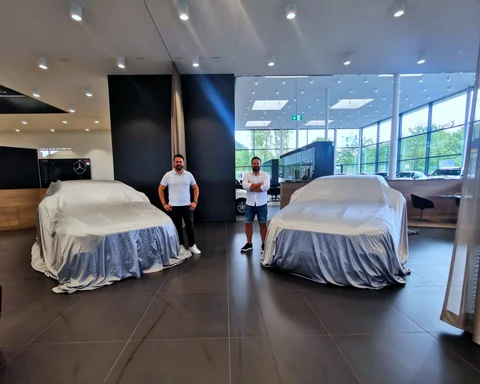 Fahrzeugübergabe der Mercedes-Flotte im Showroom