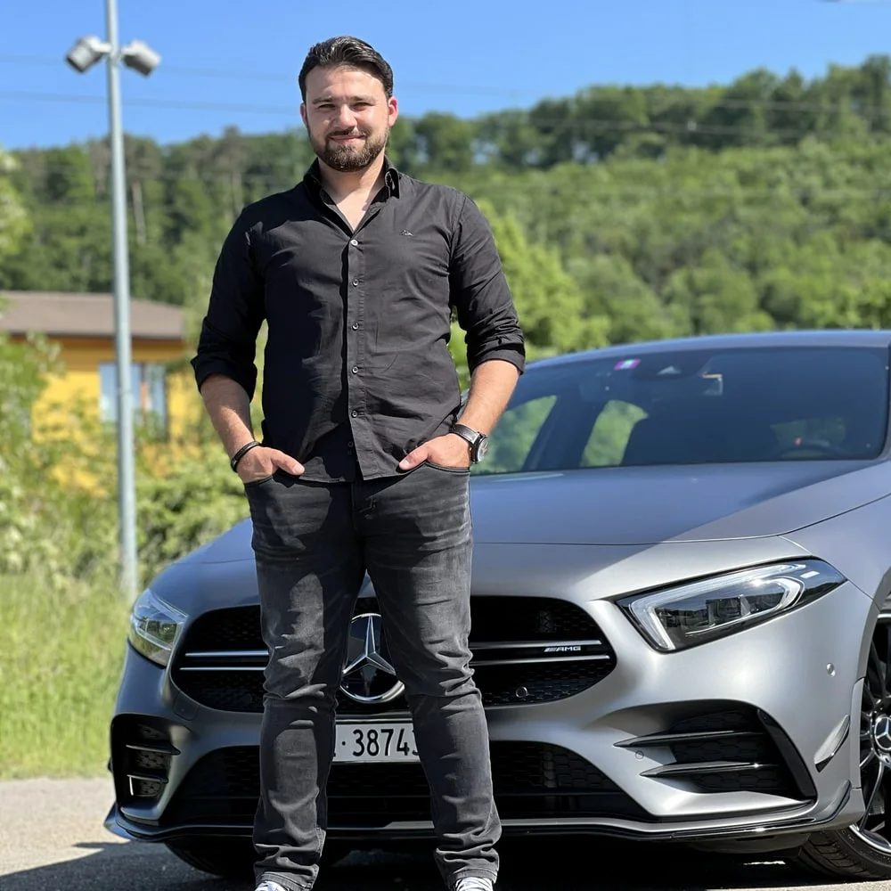 Fahrlehrer bei der Prüfungsvorbereitung am Ausbildungsfahrzeug