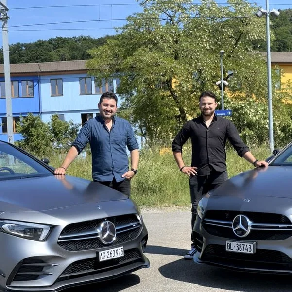 Fahrlehrer vor Ausbildungsfahrzeugen der Fahrschule I-Drive